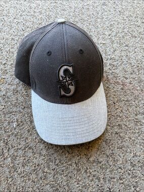 MLB Two-Tone Black and Gray Mariners Logo Baseball Cap